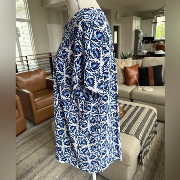 LOFT Blue and White Tile Print Short Sleeve blouse - Picture 6 of 11